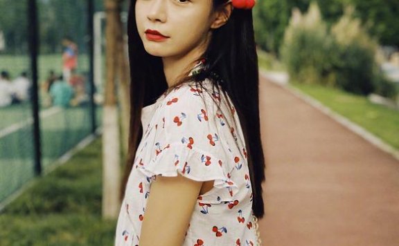 沈梦辰、钟楚曦撞衫樱桃印花套装，两人少女感不相上下