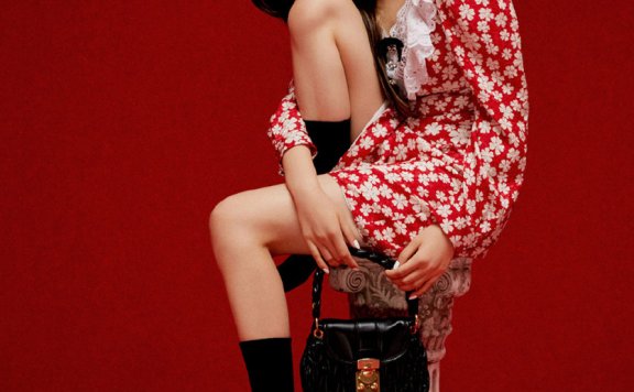 杨超越穿2万3的红色印花裙出镜,配长发明艳性感