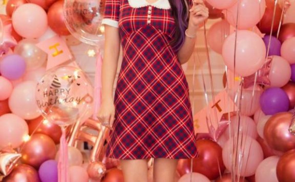 张雨绮格纹娃娃领连衣裙减龄又洋气,笔直长腿太养眼