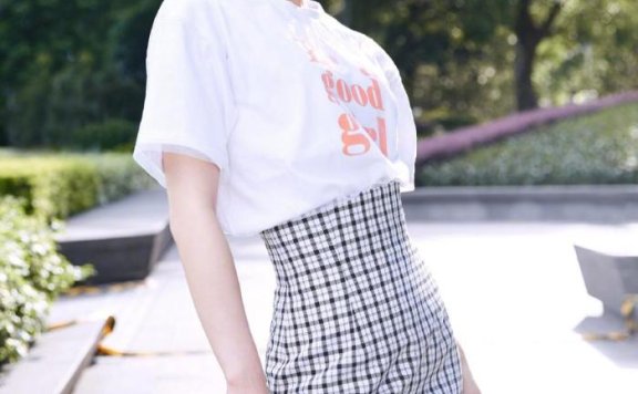 黄圣依白T恤配格子裙露出优美腿线,清新穿搭清纯还好看