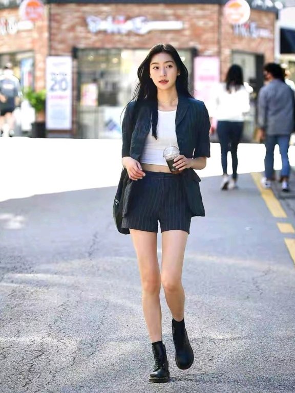 秋天跟着韩国街拍学搭配,上身时髦感翻翻