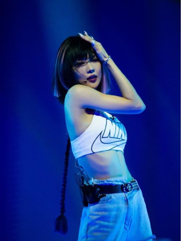 “浪姐”王霏霏终于迎来第一名!舞台造型又A又美,33岁气场大开