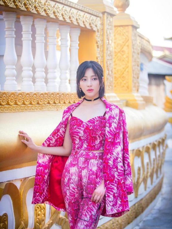 甘婷婷穿玫红色印花西装套装气质惊艳,短发更美