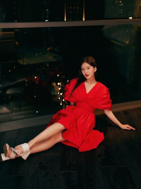 花包红裙复古风,赵露思演绎轻熟少女,甜甜一笑太美了