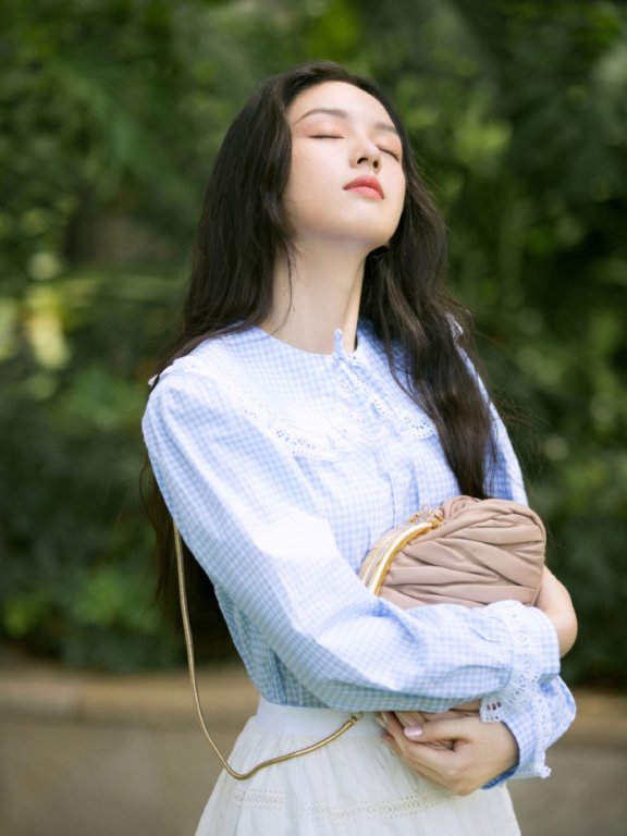 周也穿格纹衬衫配1万5的伞裙,清纯又甜美