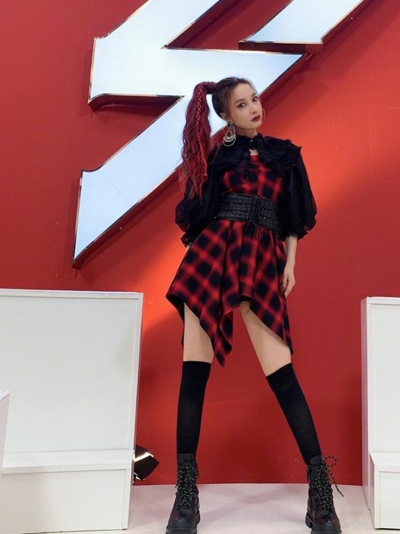 吴昕高筒袜搭配马丁靴,这双腿让多少女生羡慕