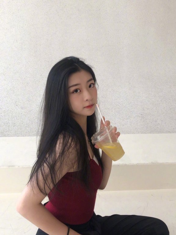 王承渲的吊带显瘦又清爽,这清纯童颜谁受的了