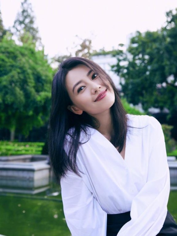 高圆圆V领白衬衫配包臀裙凹凸有致,好身材真性感