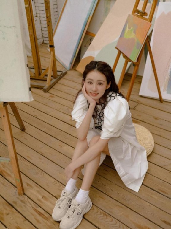 郑合惠子单肩露脐背心秀出优美曲线,搭配牛仔裤简约时尚
