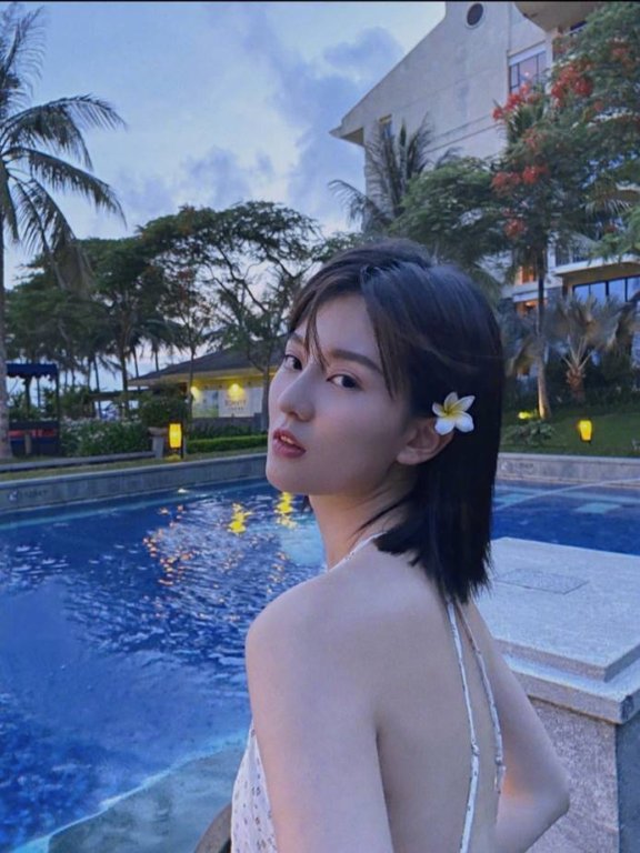 乔欣碎花吊带裙配齐肩短发清新可人,美的让人心动