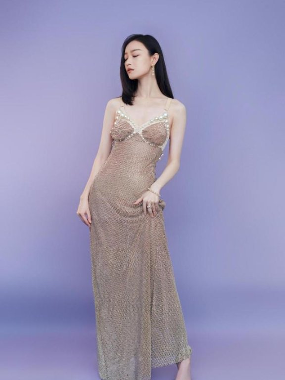 穿搭优等生倪妮不愧为时尚界的宠儿,简约风格穿出了高级感