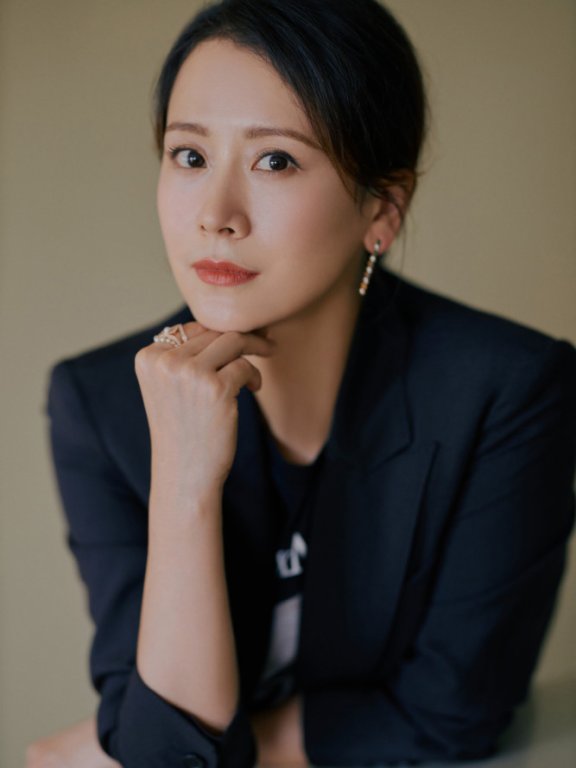 海清穿奶奶最爱印花裤,配西装霸气得像女强人