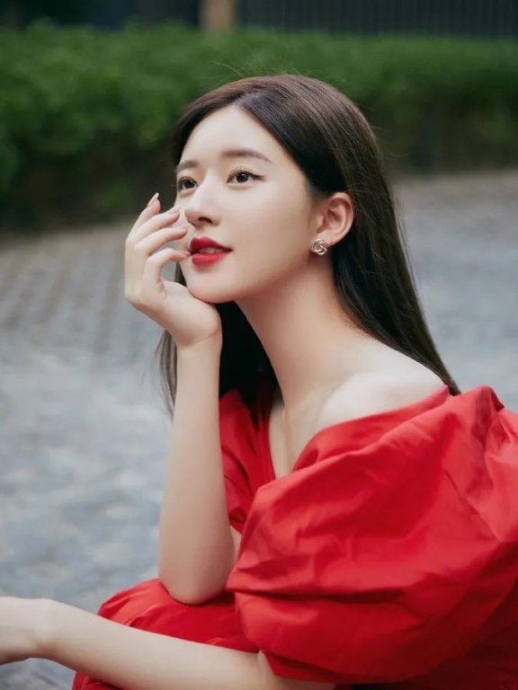 赵露思换上烈焰红裙太美丽,被衬得娇艳可人