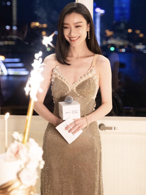 倪妮32岁生日照片曝光,和好友齐聚大庆祝轻装上阵也好看