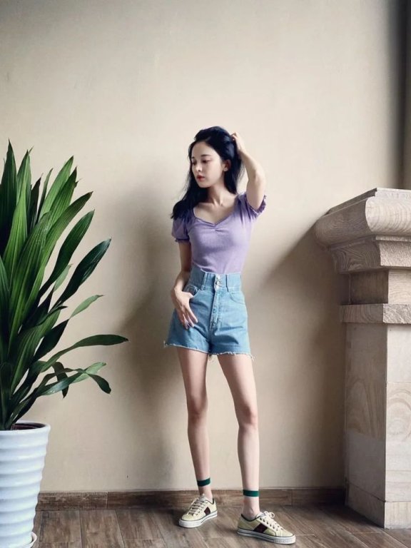 古力娜扎香芋紫上衣配短裤“牛奶腿”太吸睛,这身材不用P都好看