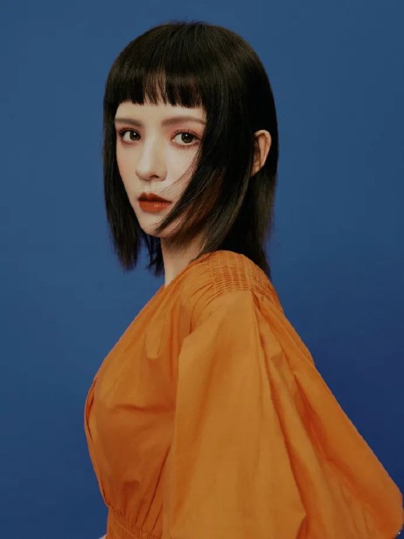张予曦眉上刘海配学生头,一般人换上脸都要大一圈