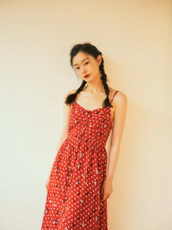 宋轶穿红色吊带波点裙出镜,配双麻花辫美成少女