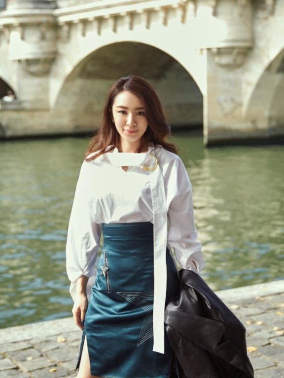 王晓晨白衬衫搭配绿色皮质半身裙简约高级,女神范十足