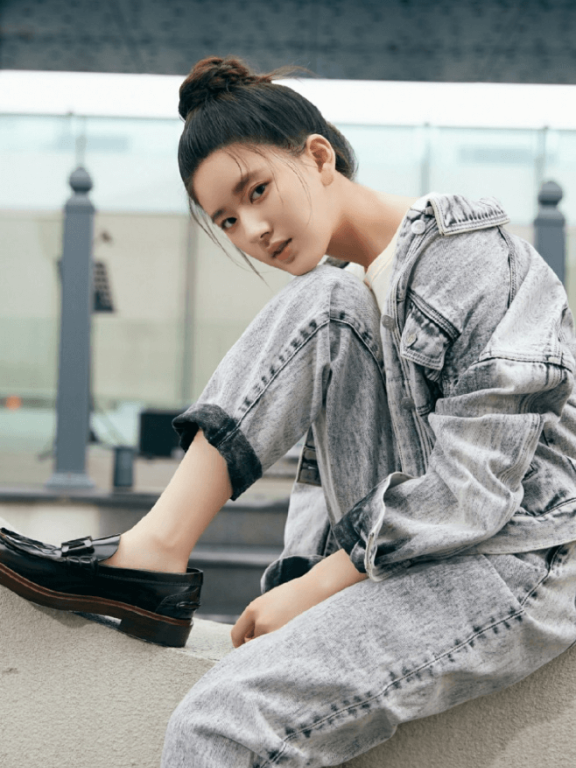 赵露思灰蓝色牛仔套装搭配丸子头,少女感十足