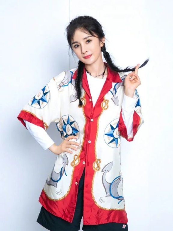 杨幂穿豹纹丝质睡衣拍宣传照,娇俏优雅好有女人味