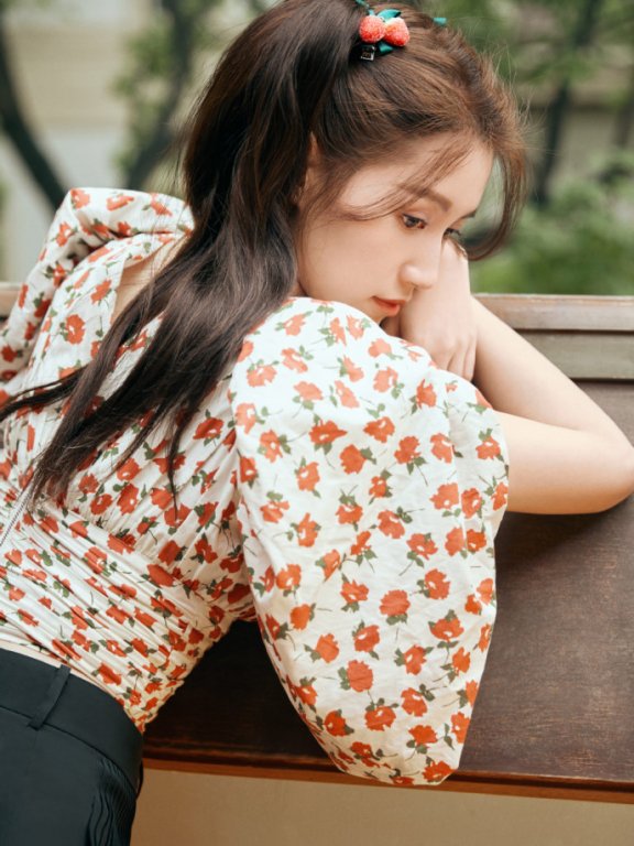 苏青穿印花上衣绑草莓双马尾,甜美似少女