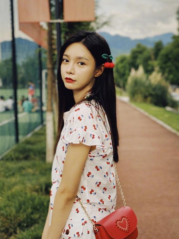沈梦辰、钟楚曦撞衫樱桃印花套装,两人少女感不相上下