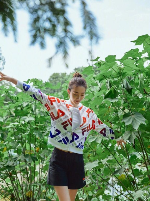 王丽坤渐染图标运动装配短裤精致清爽,时尚减龄又高级