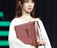 杨紫披肩发配长裙礼服,难得有了美女范儿