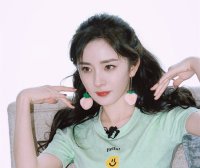 身材好的女生学杨幂T恤配牛仔褂,休闲减龄还能秀出丰满身材