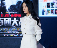 原来我们都被杨幂的娃娃脸骗了,她穿上牛奶裙的腰细到让人崩溃