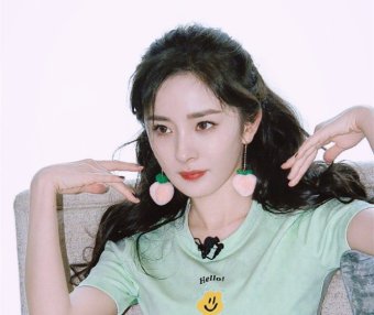 身材好的女生学杨幂T恤配牛仔褂,休闲减龄还能秀出丰满身材