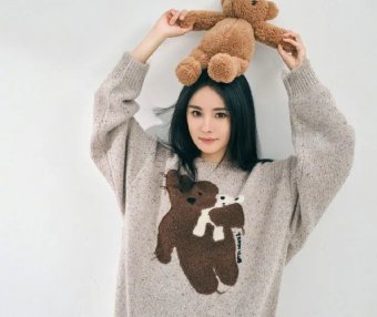 杨幂穿针织衫搭配复古牛仔裤,化身鬼马少女
