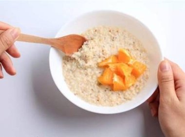 燕麦片怎样吃减肥,燕麦煮粥烤饼干的简单做法大全