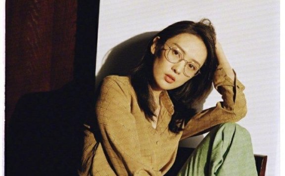童谣穿迷彩拼接T恤配开叉长裤,造型时髦又大方