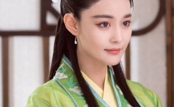 张馨予穿白衬衫牛仔裤配短发，引领小清新换季风