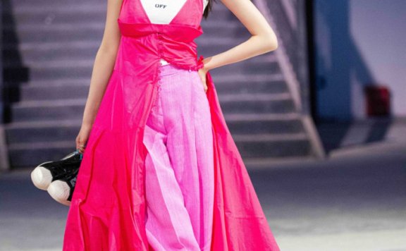 宋妍霏穿俗气玫红色都能撑住,这身材和气质简直绝了