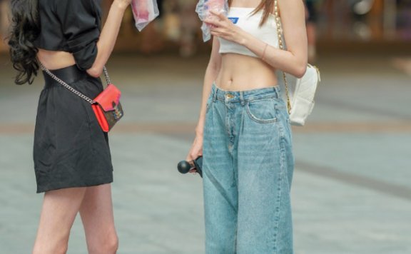 国内街拍:白色上衣搭配浅蓝牛仔裤风格独特,复古气息十足!
