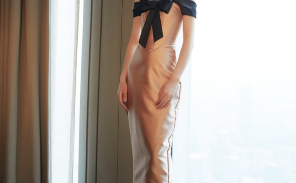 周冬雨穿一袭粉色紧身裙,秀妙曼身姿科太撩人了