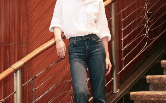 殷桃太适合穿衬衫了,袖子一挽秀纤细小臂透着一股清冷范