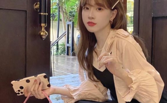 秋天的裙子超耐看,精致女孩要学着这样穿才行