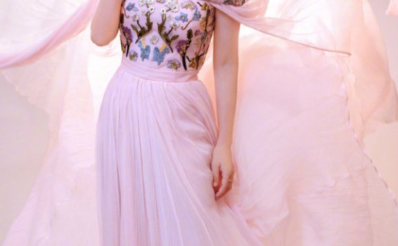 杨钰莹穿礼服裙仙气飘飘，真是太仙了