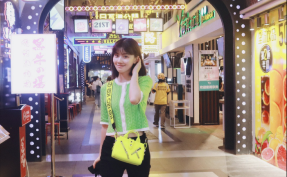 王鹤润的“侦探服”搭配一顶前进帽,复古又酷帅