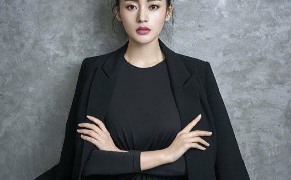 张天爱黑色吊带长裙配大牌手包亮相，好身材一览无遗