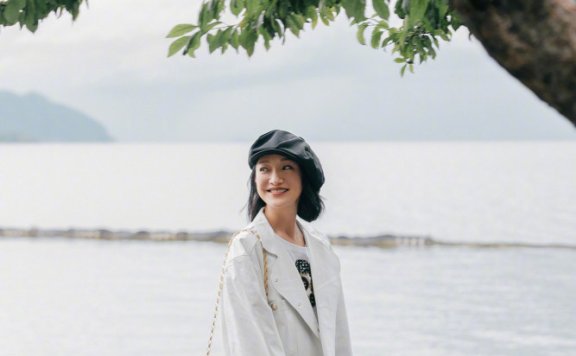 周迅最新文艺大片,白色外套搭配报童帽满屏高级感