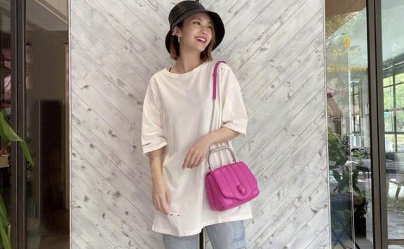 杨丞琳私服出街好惬意，白衣蓝裤超耐看，“面包”包太抢镜