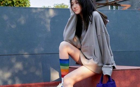 李嫣时尚大片高调秀美腿！兔唇治好后面对镜头越来越自信