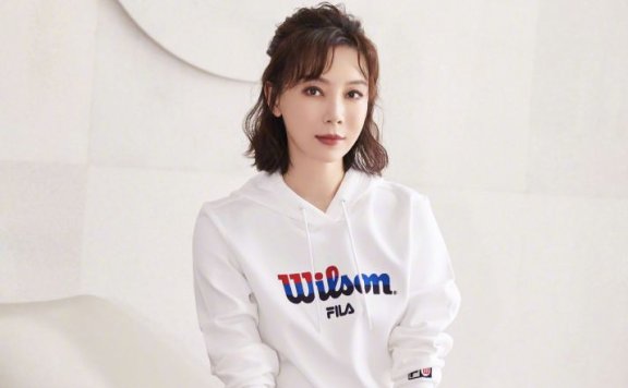 陈数和孙俪被称为姐妹花,穿白T配黑百褶裙清新雅致太美丽