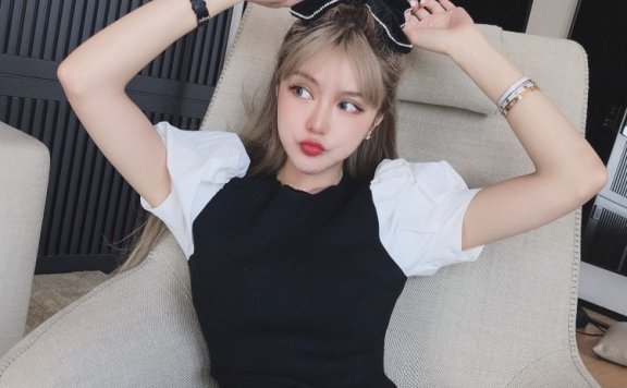 周扬青生日父亲送星空影院庆生，白袖黑裙秀曼妙身材