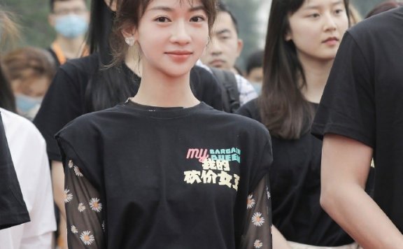 吴谨言T恤搭配罗马绑带式高跟鞋，穿出了礼服感