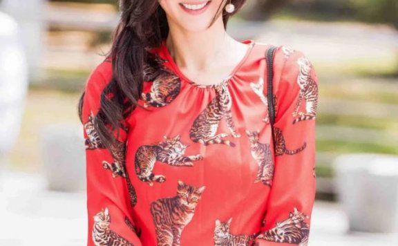 张柏芝卡通印花裙搭波浪卷发，美成28岁美少女